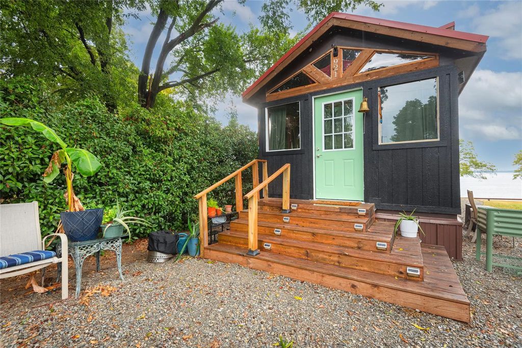 921 Pecan Point, Princeton