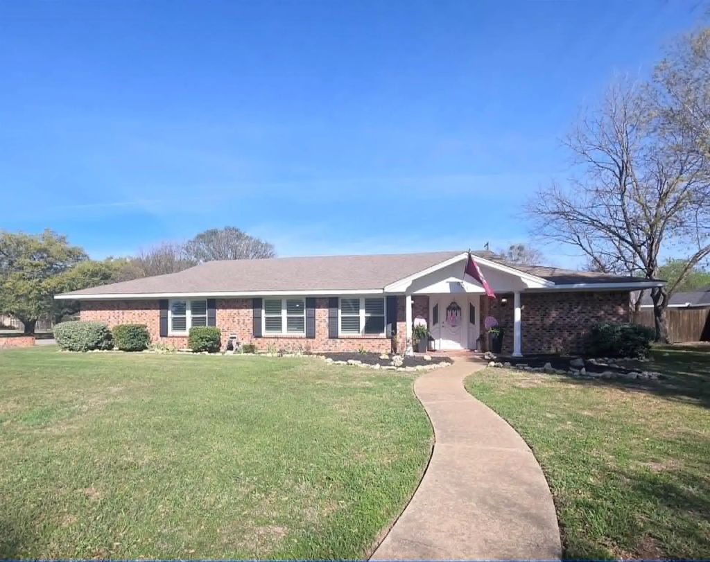 901 Hillandale Street, Mexia