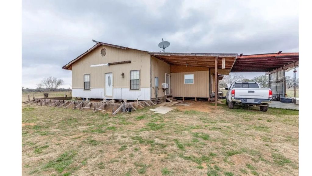 1619 County Road 7711, Devine