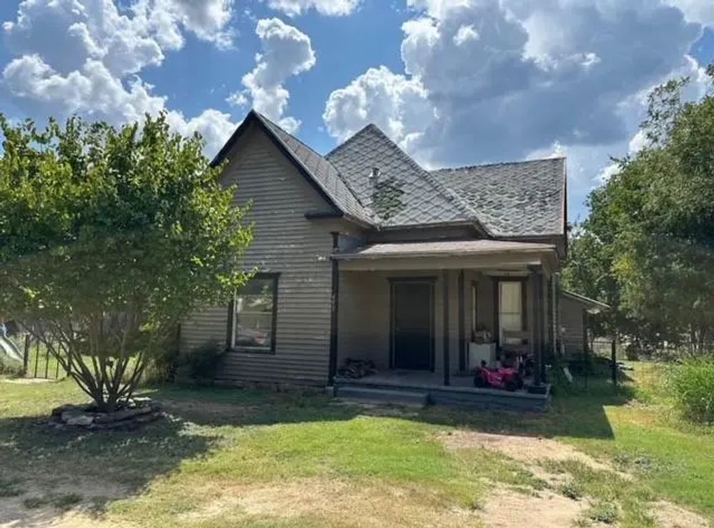 402 Main St, Blanket