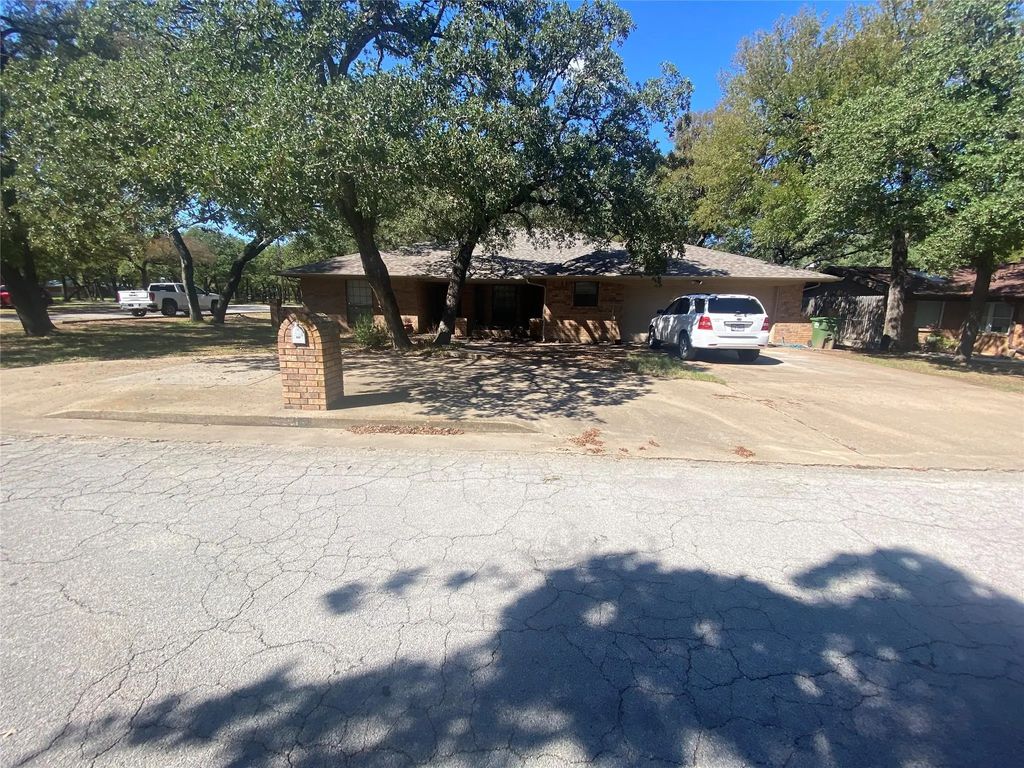 501 Mesquite Street, Mineral Wells