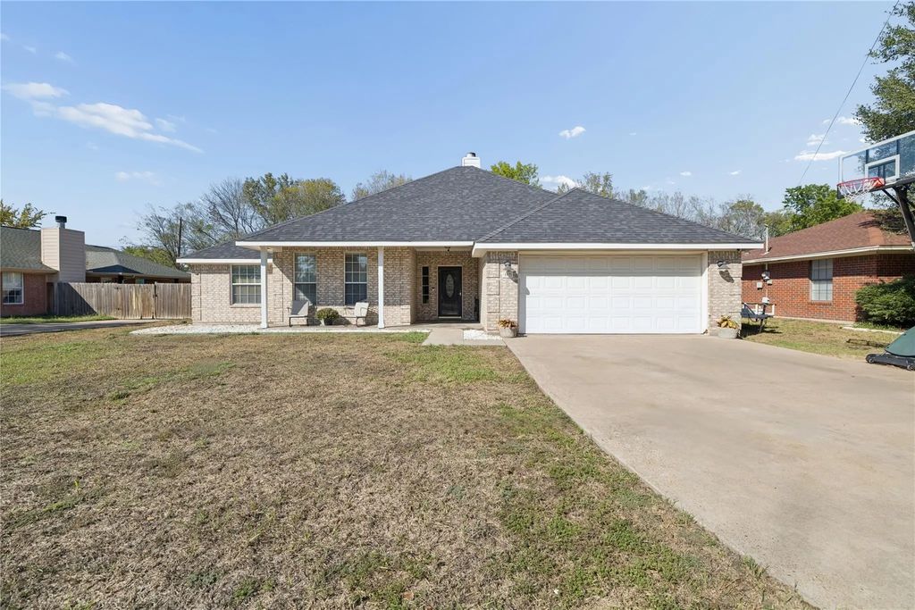 503 E Kaufman Street, Mabank