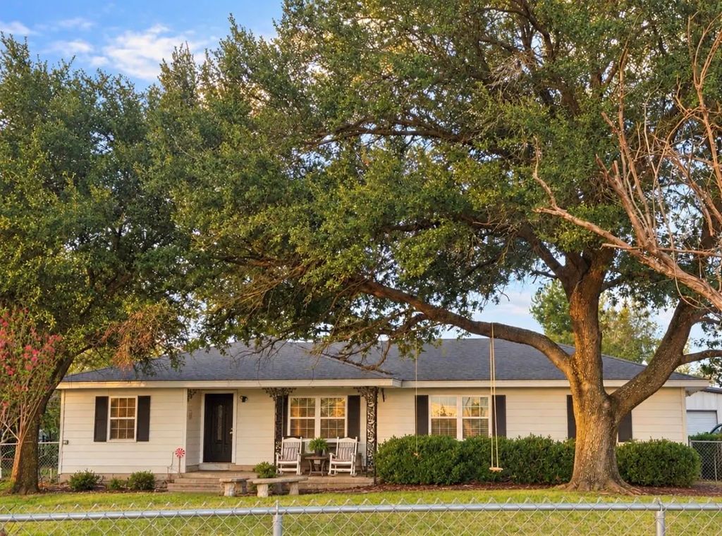 1818 State Highway 171, Hubbard