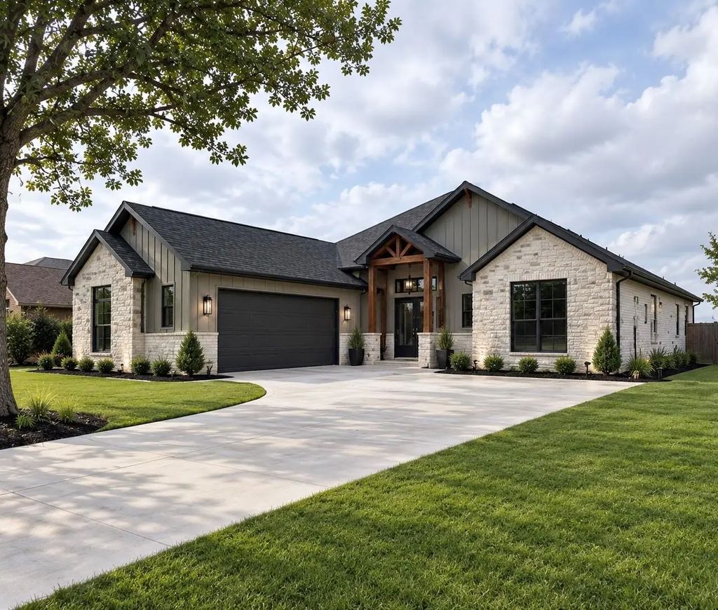 10004 Stoneleigh Drive, Benbrook