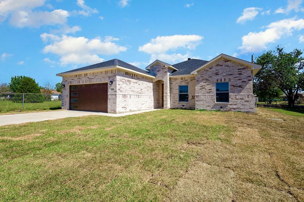 230 Flying Bridge Drive, Gun Barrel City