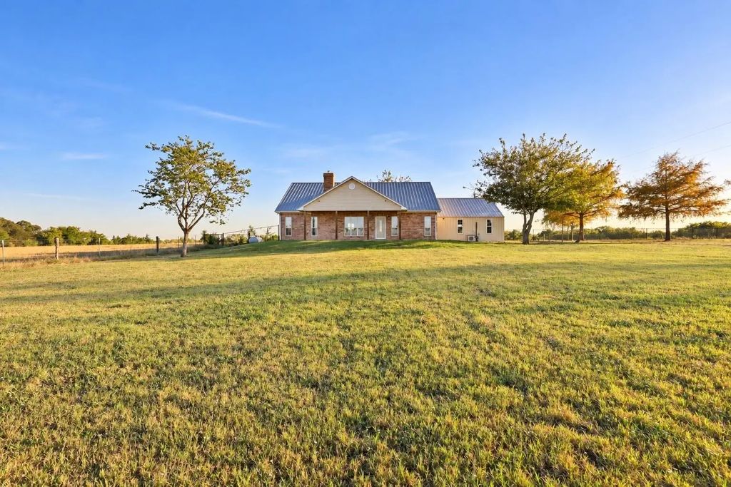 898 Farm Road 1700, Clarksville