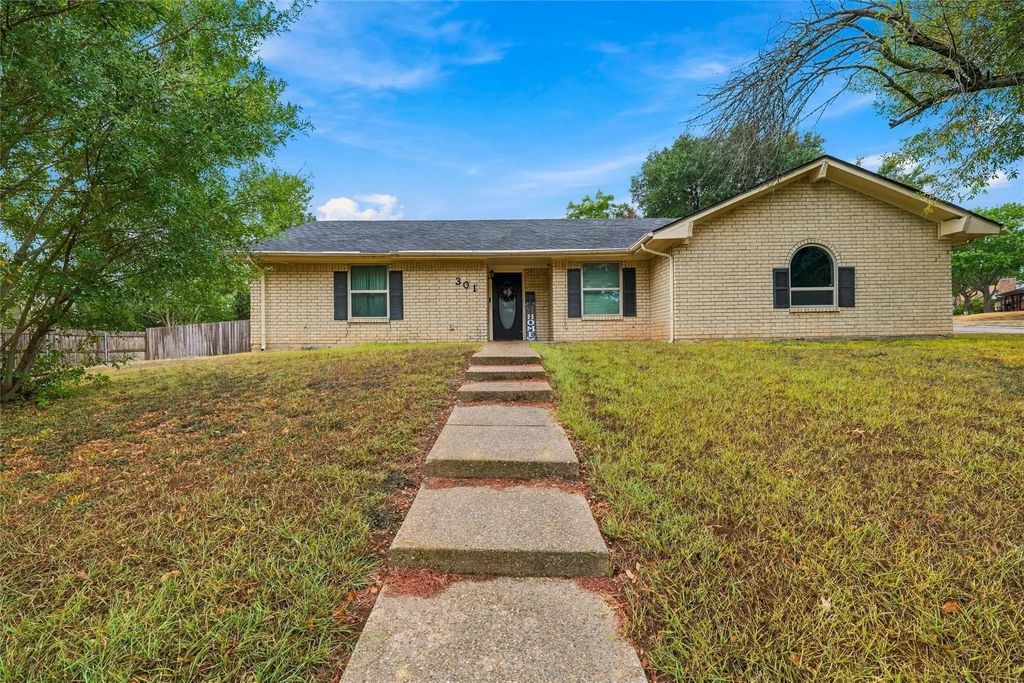 301 Brenda Drive, Hewitt