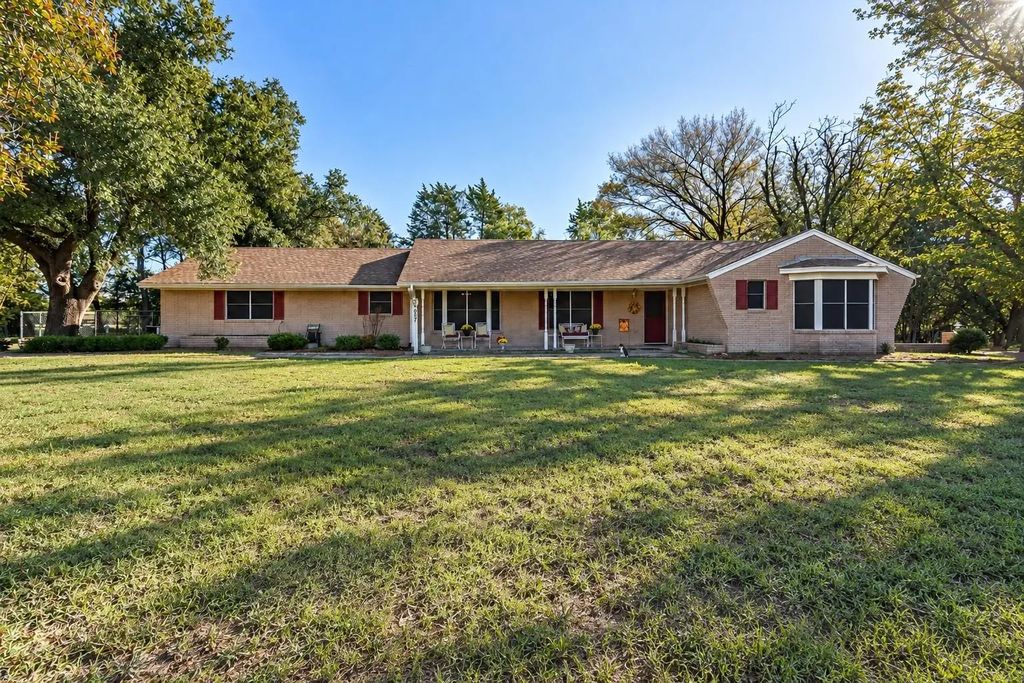 907 N Elm Street, Kemp