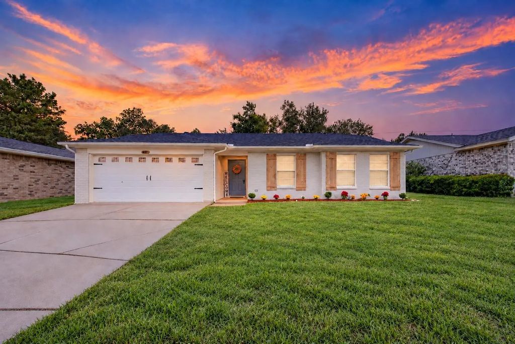 617 S Waxahachie Street, Mansfield