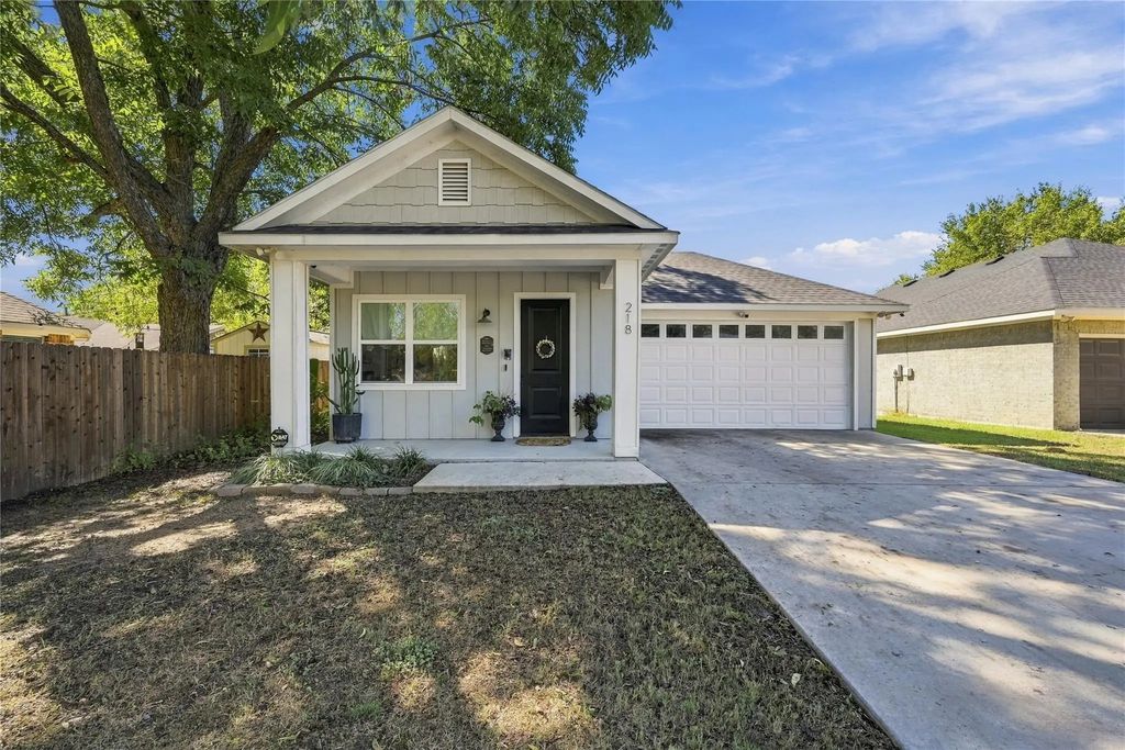 218 Rousseau Street, Waxahachie