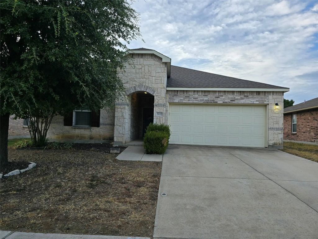 5820 Mirror Ridge Drive, Fort Worth