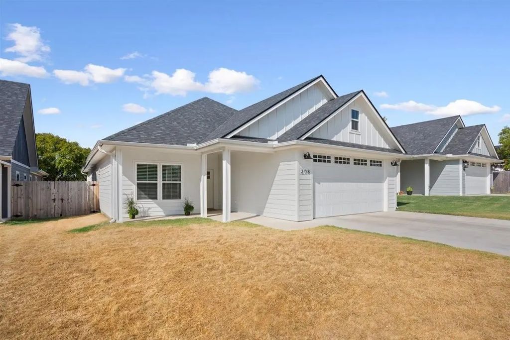 308 N Main Street, McGregor
