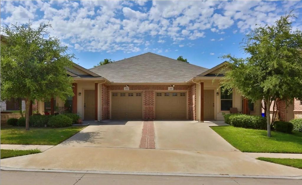 369 & 371 Orbit Drive, Lavon