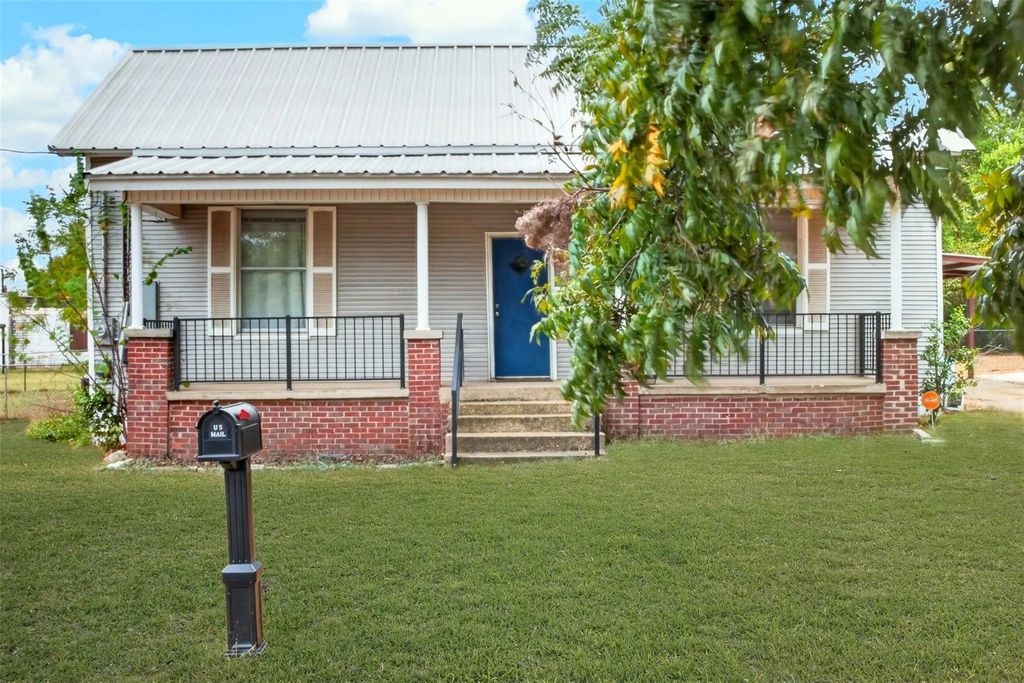 102 Poplar Street, Marshall