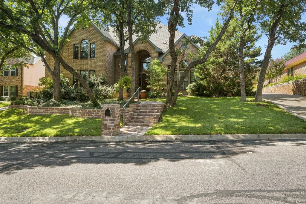 2104 Emerald Lake Drive, Arlington