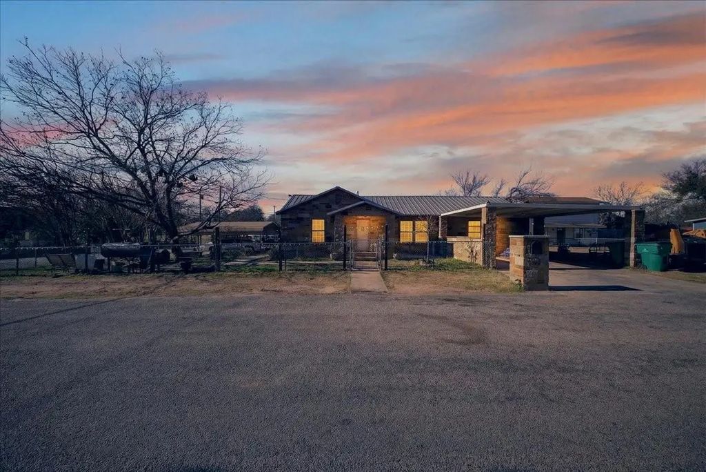 1310 N Estes Street, Stephenville