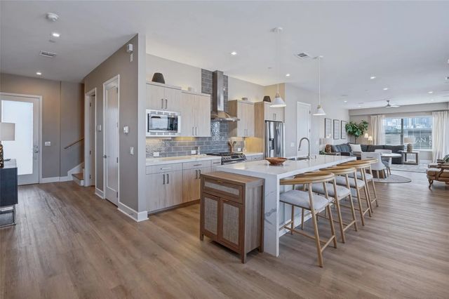 1901 S Harwood Street 305, Dallas