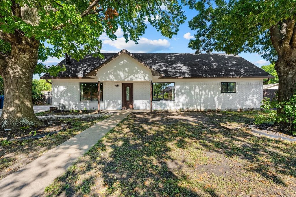 128 E Johnson Street, Hewitt