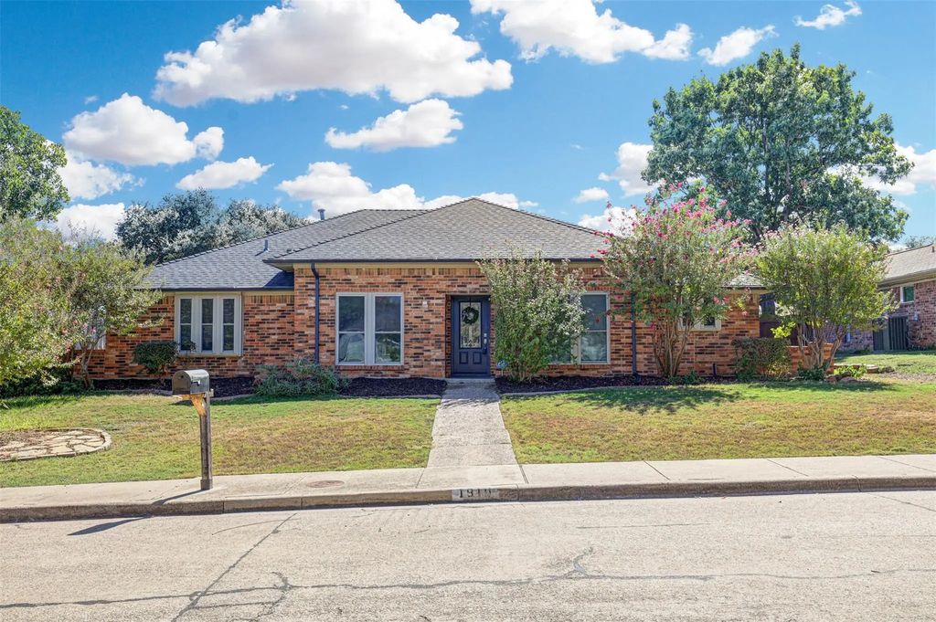 1910 Middle Glen Drive, Carrollton