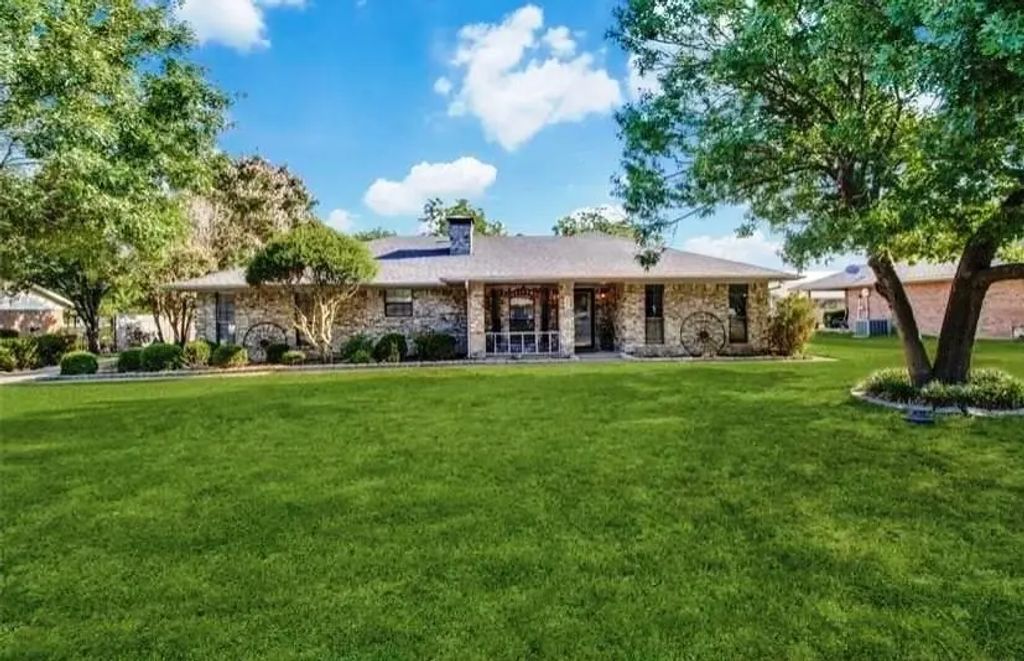 300 E Short Street, Leonard