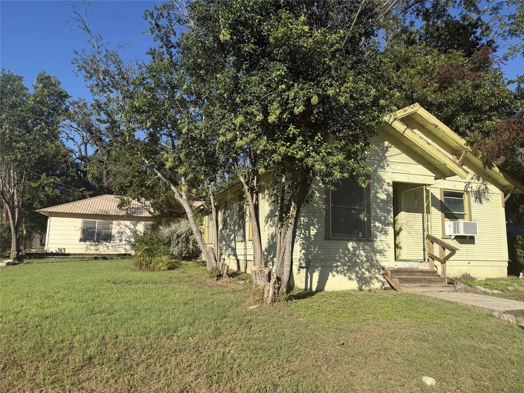 108 S Race Street, Lampasas