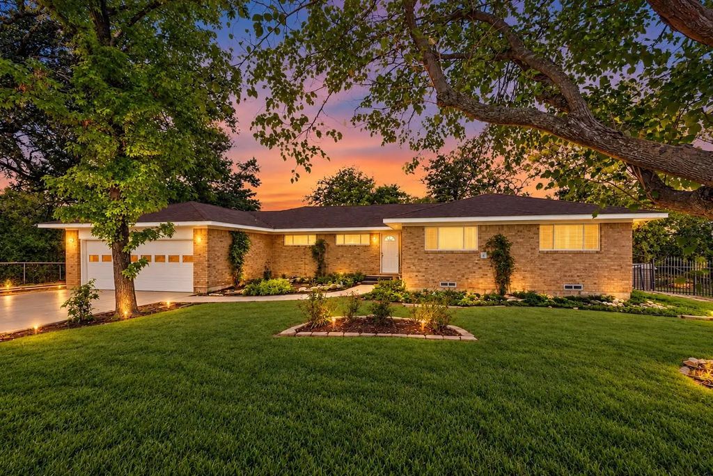 814 S Bois D Arc Street, Forney