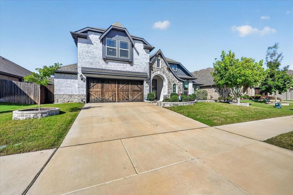 457 Wolf Creek Drive, Waxahachie