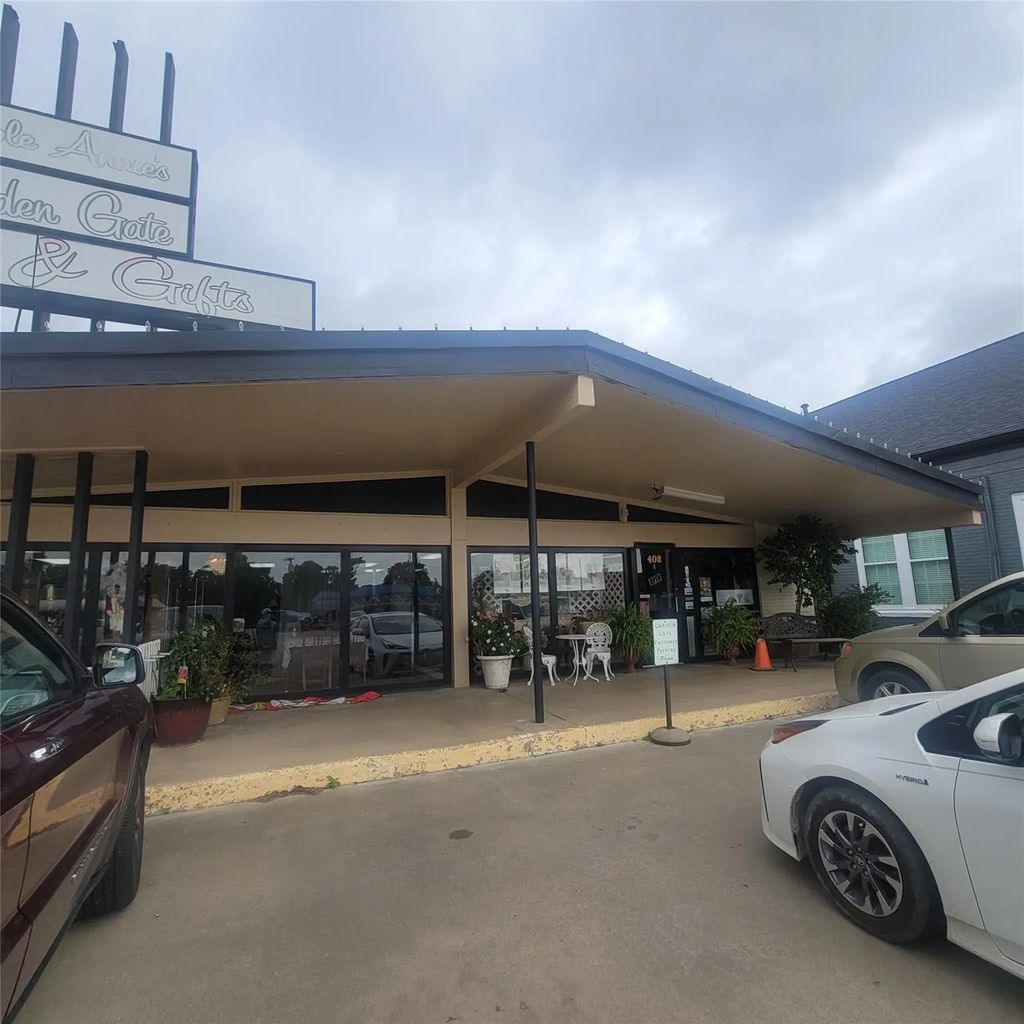 402 W Ennis Avenue, Ennis