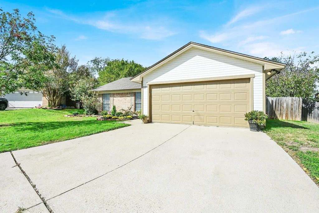 1110 W Cozby Court W, Benbrook