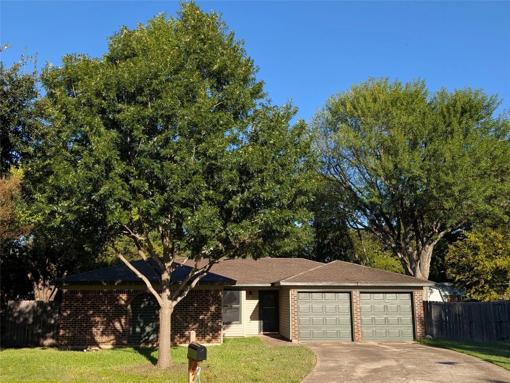 1104 Thistle Court, Benbrook