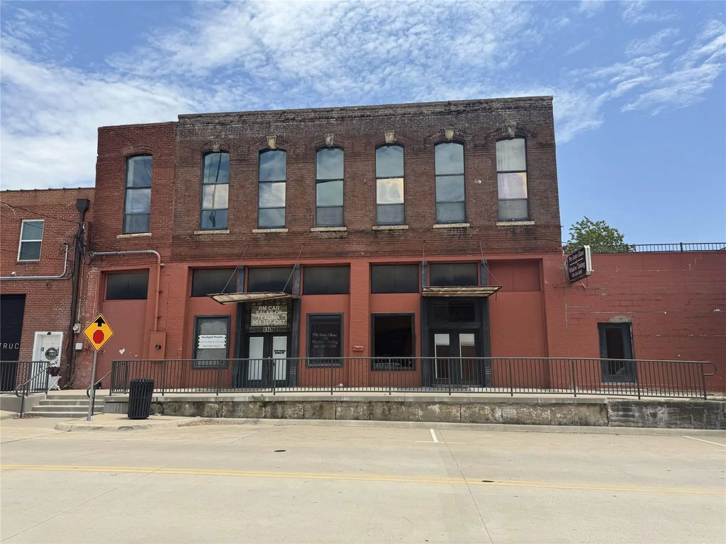 110 S Houston Avenue E, Denison