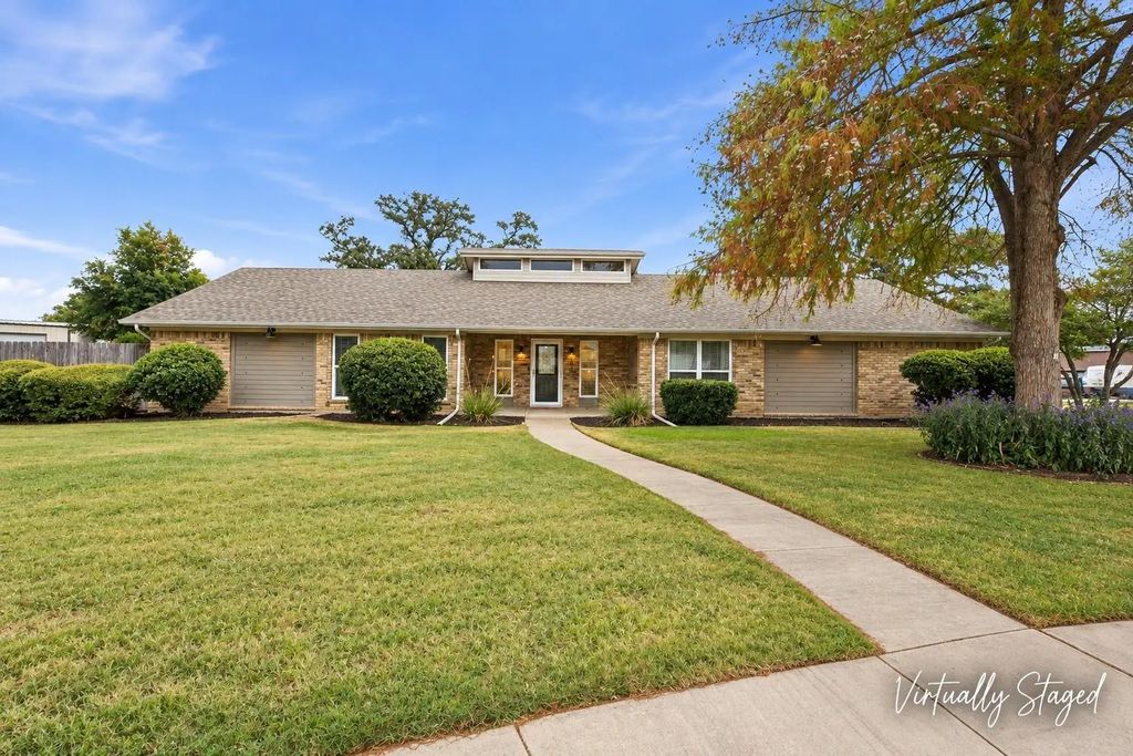 200 Lansford Drive, Benbrook