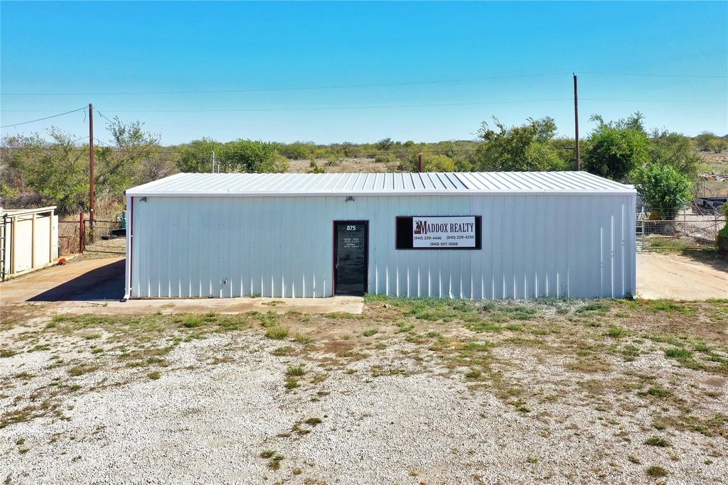 875 S Main Street, Jacksboro