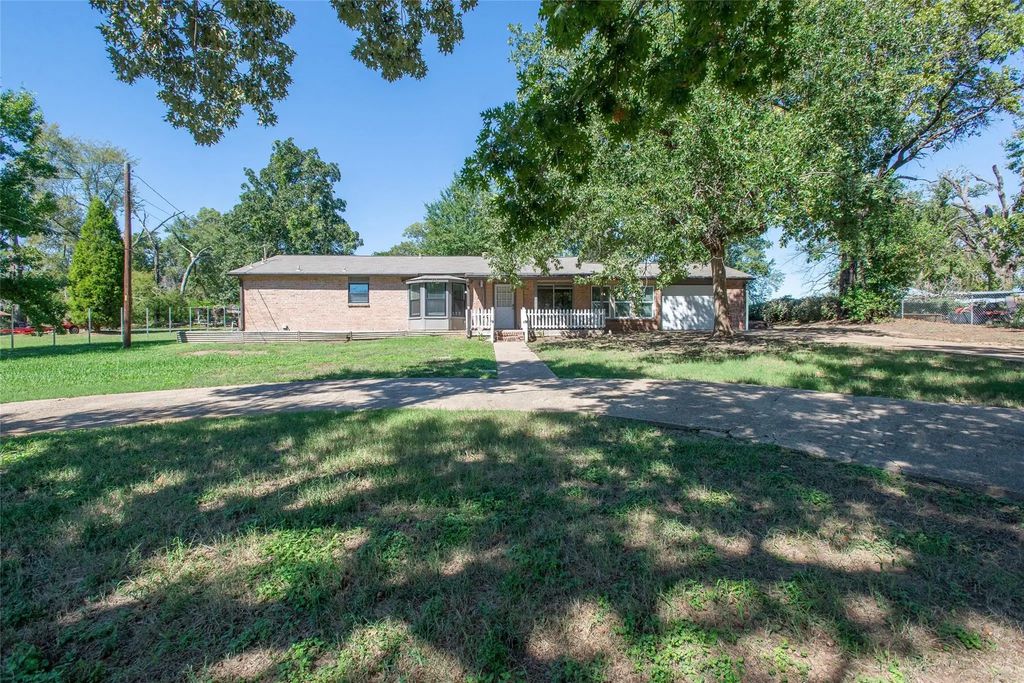 210 Lake Front Drive, Mabank