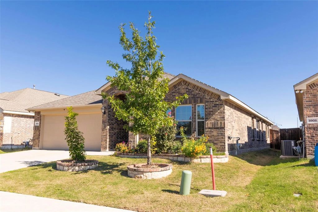 8912 Finn Lane, Fort Worth