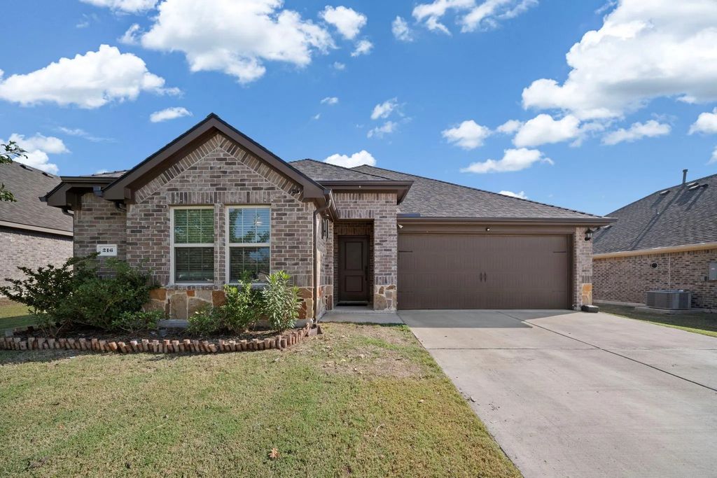 216 Churchill Court, Waxahachie