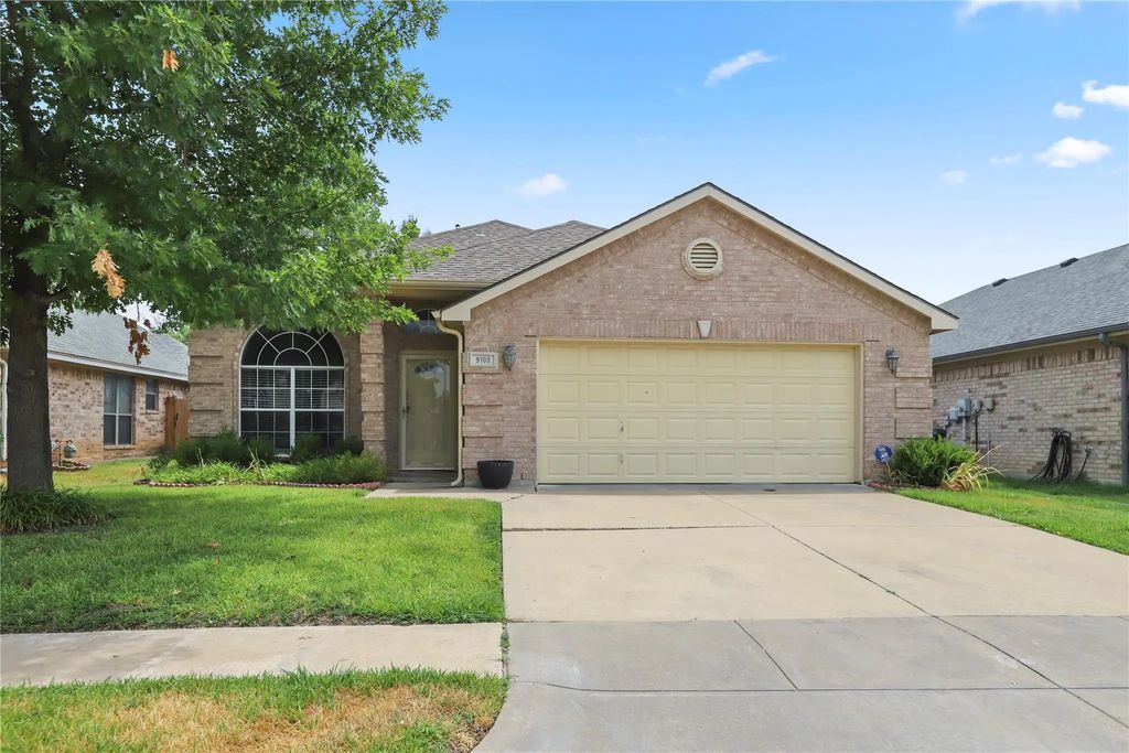 9100 Rushing River Drive, Fort Worth
