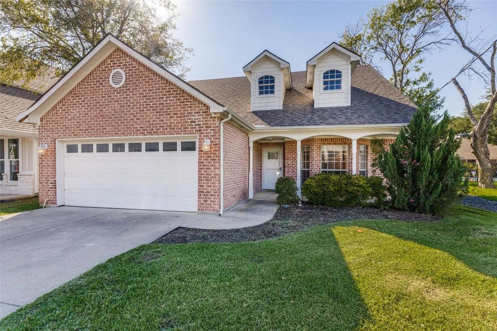 136 S College Street S, Keller
