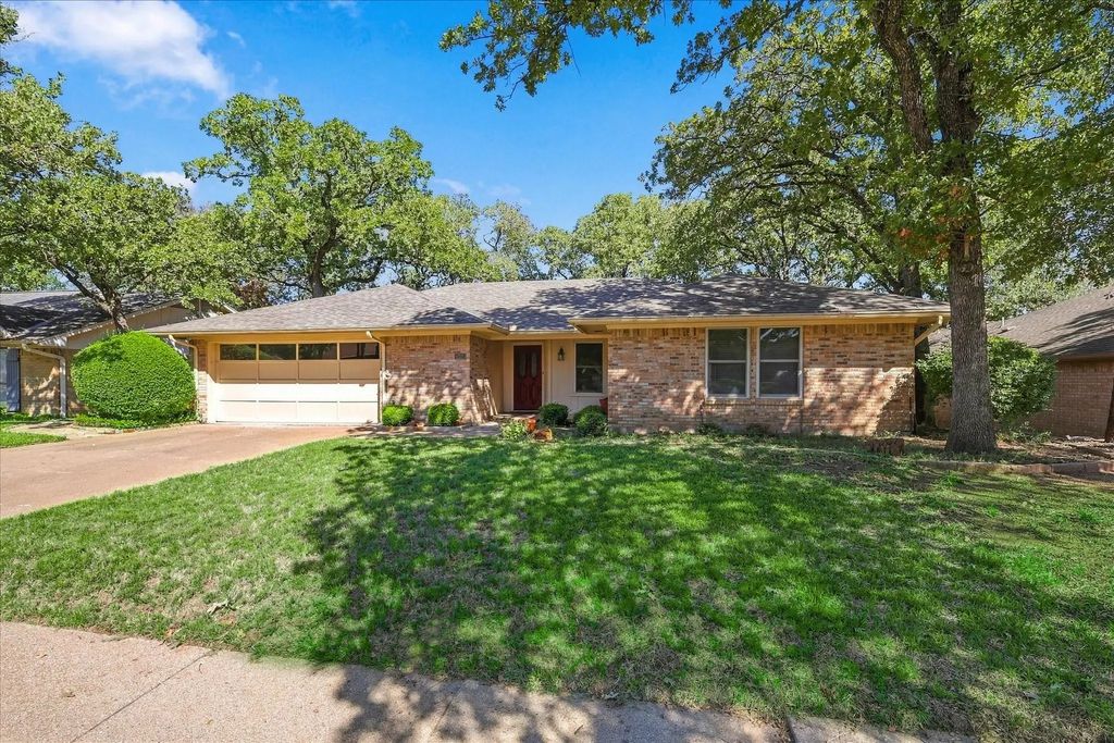 212 Heneretta Drive, Hurst
