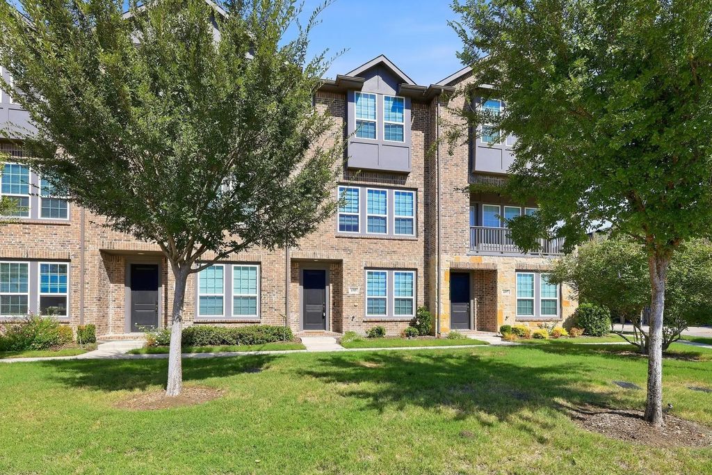 695 Vista Del Lago Drive, Lewisville