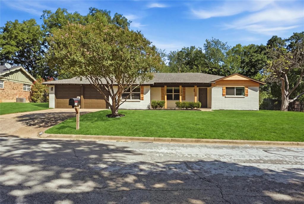 516 Caduceus Lane, Hurst