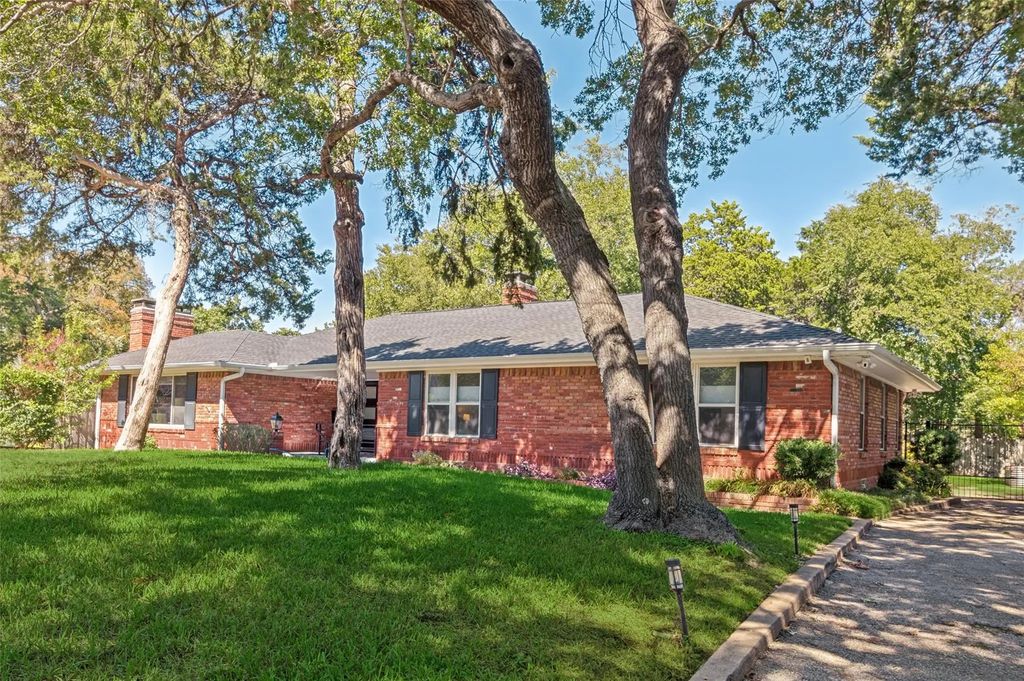 447 W Colorado Boulevard, Dallas