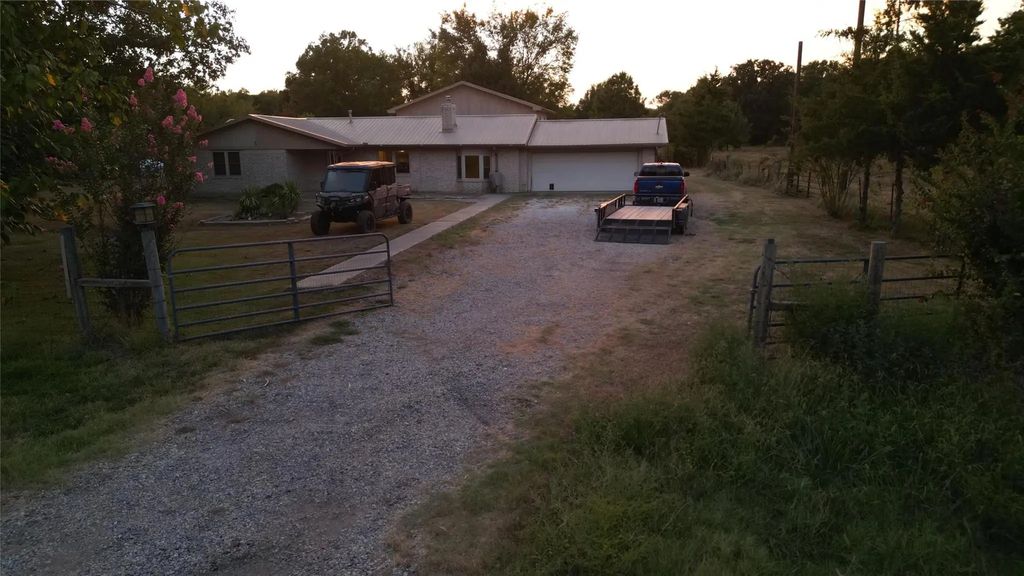 6671 Fm 1699, Avery
