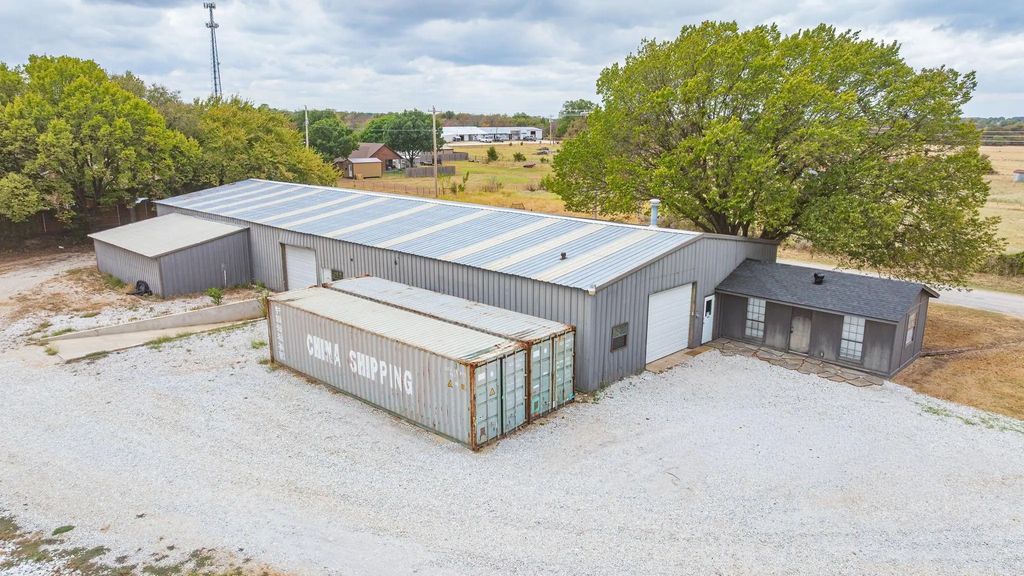 1324 N Saint James Road, Pilot Point