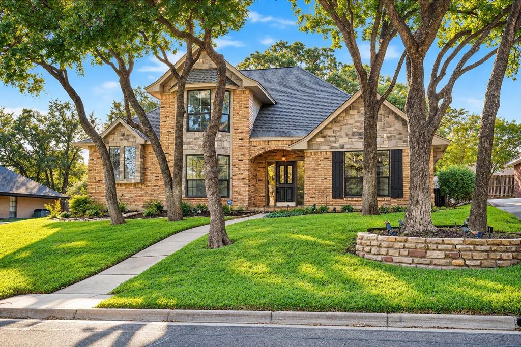 2110 Emerald Lake Drive, Arlington