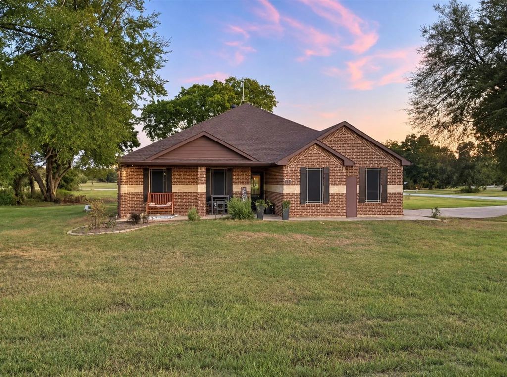 105 Deer Trail, Kerens