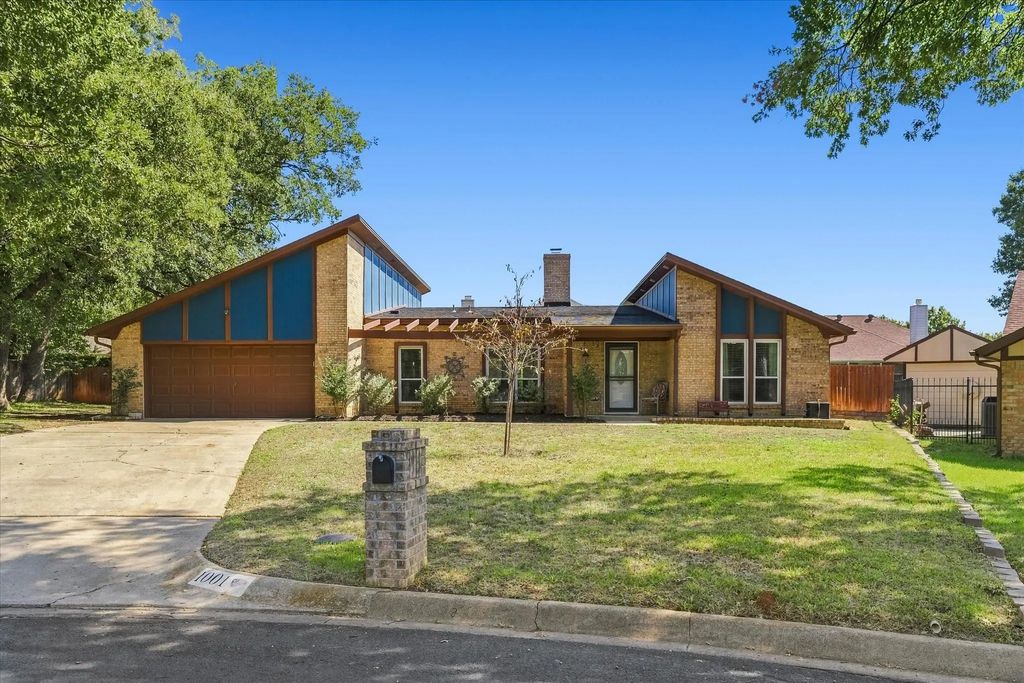 1001 Sean Court, Hurst