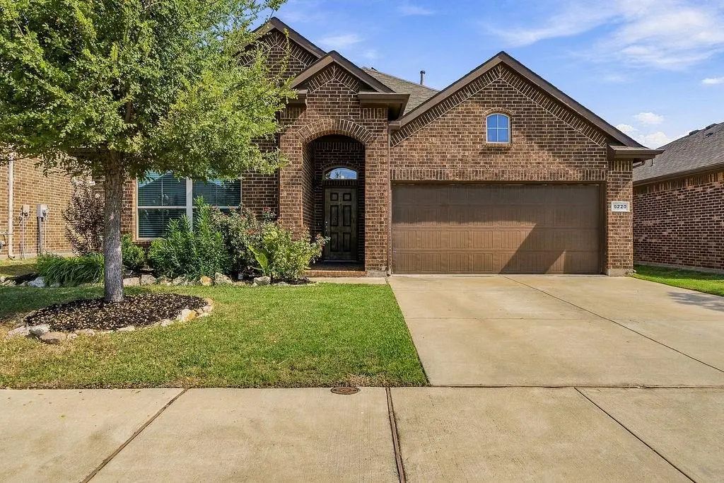9220 Bronze Meadow Drive, Fort Worth