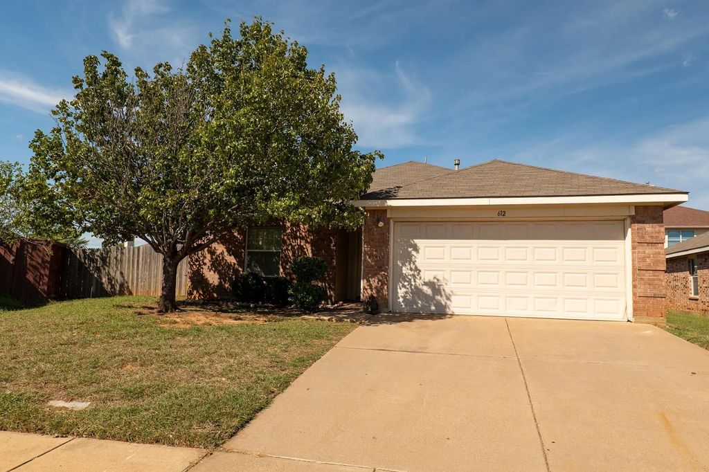 612 Pineview Lane, Fort Worth