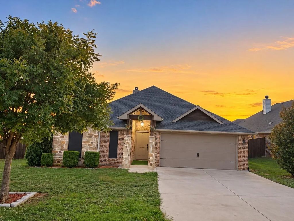 2811 S Lillis Lane, Denison